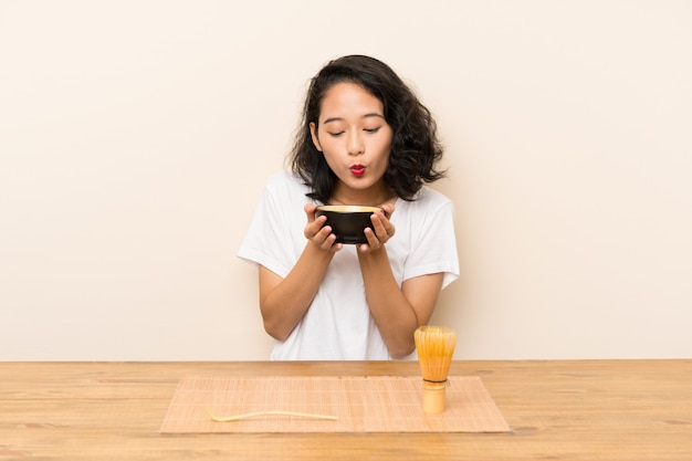 Jovem menina asiática com chá matcha