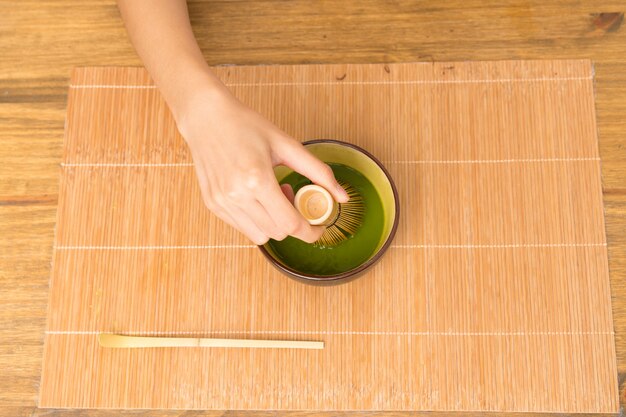 Jovem menina asiática com chá matcha