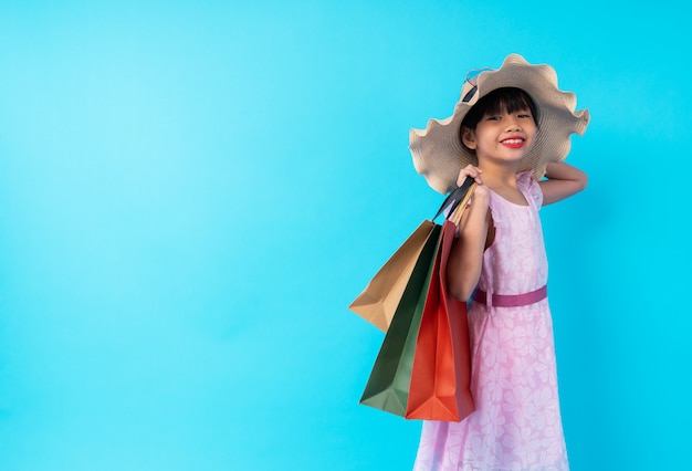 Jovem, menina asiática, criança, segurando sacola compras