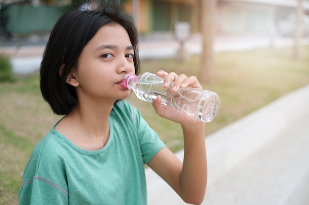 Jovem menina asiática exercício no parque de saúde.