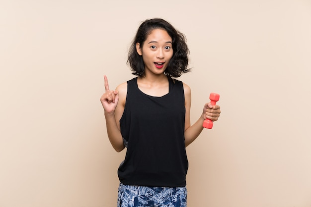 Jovem menina asiática fazendo halterofilismo