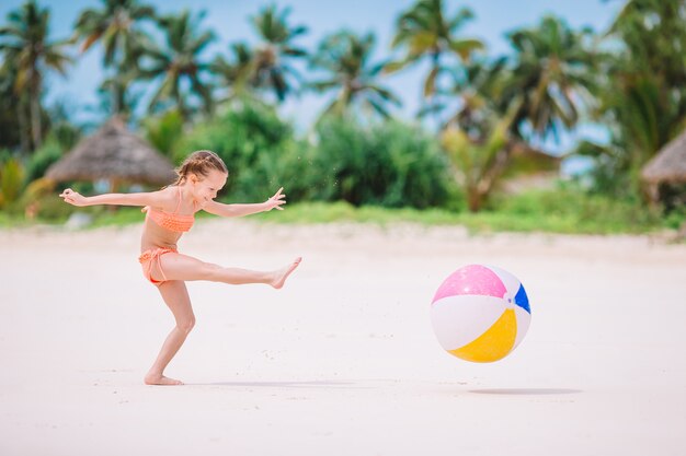 Jovem menina bonita se divertindo na beira-mar tropical