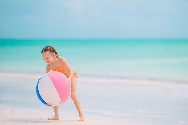 Jovem menina bonita se divertindo na beira-mar tropical