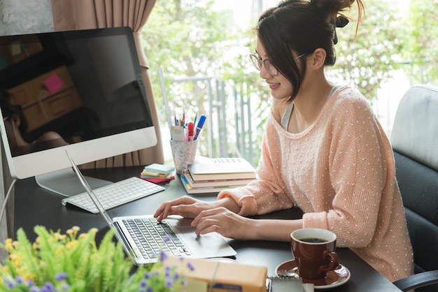 Jovem menina bonita trabalhando em casa, jovem empreendedor conceitual