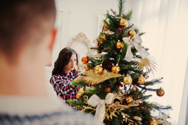 Jovem menina elegante com presentes de Natal e decoração de ano novo