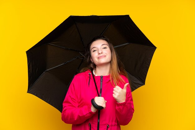 Jovem menina morena segurando um guarda-chuva