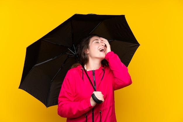 Jovem menina morena segurando um guarda-chuva