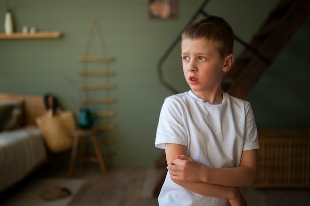 Foto jovem menino autista passando um tempo em casa dentro de casa