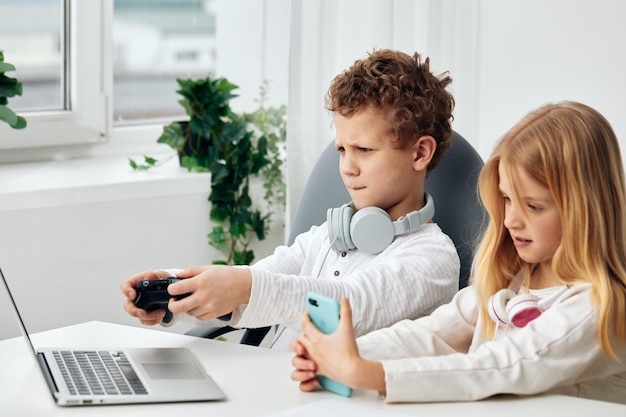 Jovem menino e menina felizmente estudando juntos em seus laptops imersos em aprendizagem on-line eles sentam