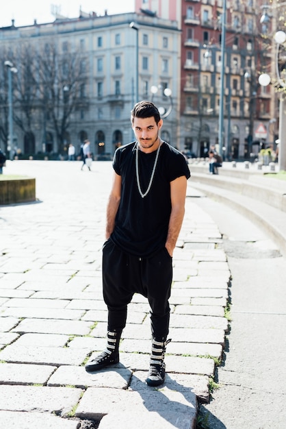 Jovem menino italiano andando na cidade