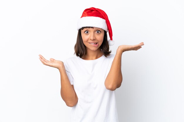 Jovem mestiça celebrando o Natal