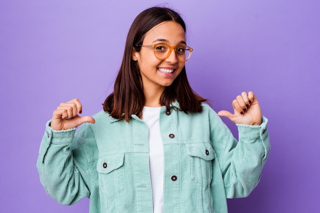 Jovem mestiça isolada sente-se orgulhosa e autoconfiante, exemplo a seguir.