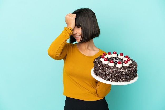 Jovem mestiça segurando um bolo de aniversário percebeu algo e tenciona encontrar a solução