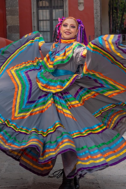 Jovem mexicana em um vestido tradicional de folclore de muitas cores, dançarina tradicional