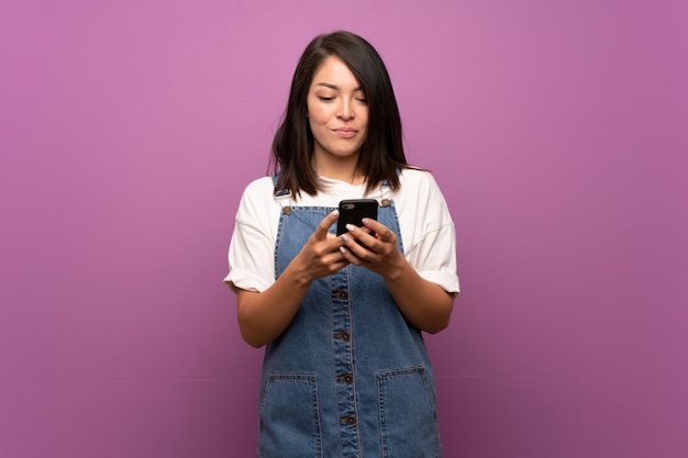 Jovem, mexicano, mulher, sobre, isolado, usando, telefone móvel