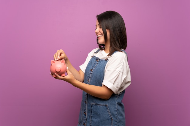 Foto jovem, mexicano, sobre, isolado, segurando, um, grande, piggybank