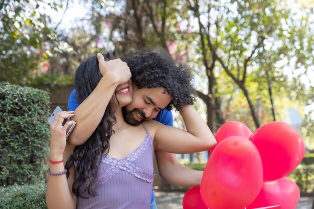 Jovem mexicano surpreende a namorada no parque cobrindo os olhos no Dia dos Namorados