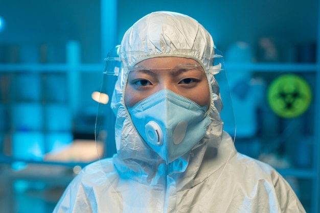 Jovem microbiologista ou clínico feminino asiático olhando para a câmera