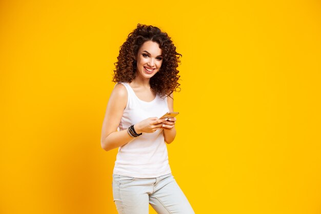 Jovem modelo expressando emoções enquanto posa para uma sessão de fotos interna