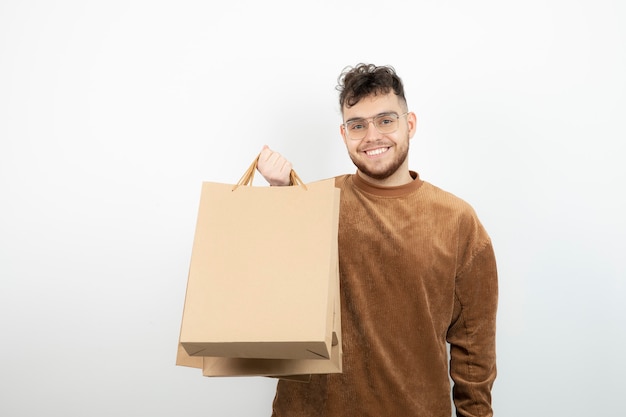 Foto jovem modelo masculino segurando o saco de artesanato.