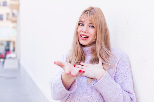 Foto jovem modelo muito caucasiano expressando um conceito