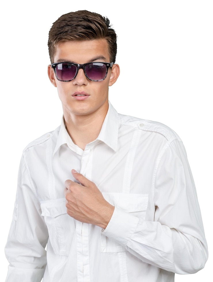 Foto jovem modelo usando óculos escuros
