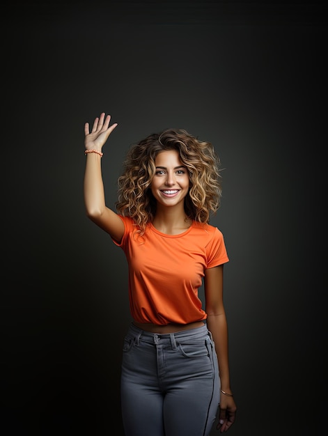 Foto jovem moderna sorrindo com uma mão levantada acenando