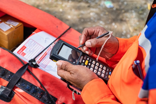 Jovem moderno entrega usar scanner de código de barras no tempo de trabalho de entrega.