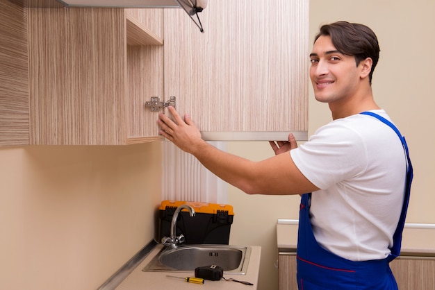 Jovem, montagem de móveis de cozinha