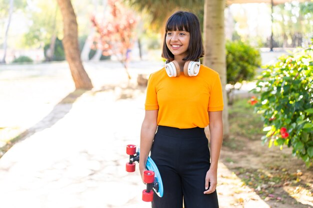 Jovem morena ao ar livre com uma expressão feliz