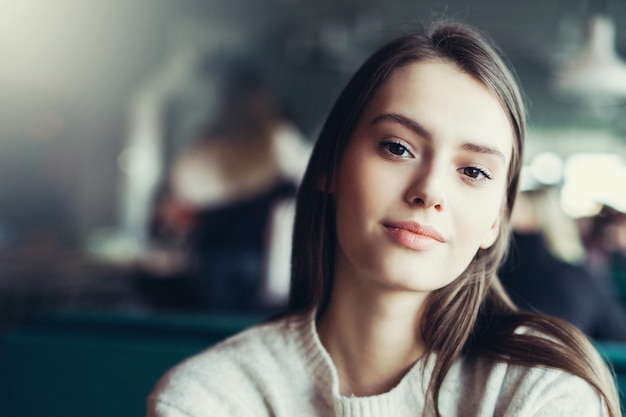 Jovem morena bonita em um café