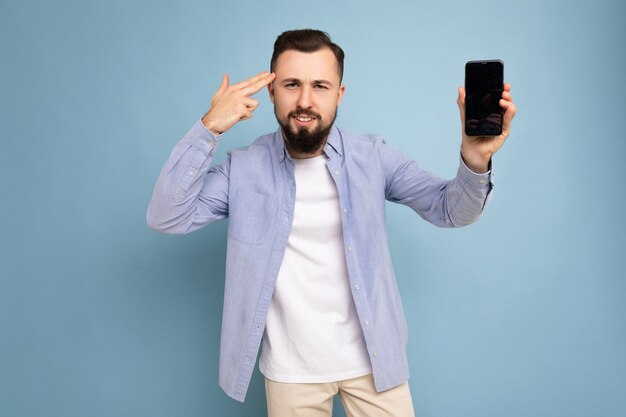 jovem morena com barba por fazer com barba vestindo branco casual