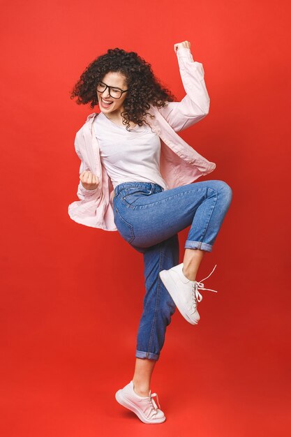 Foto jovem morena com cabelos cacheados