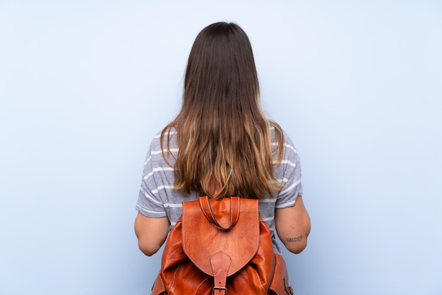 Jovem morena com mochila