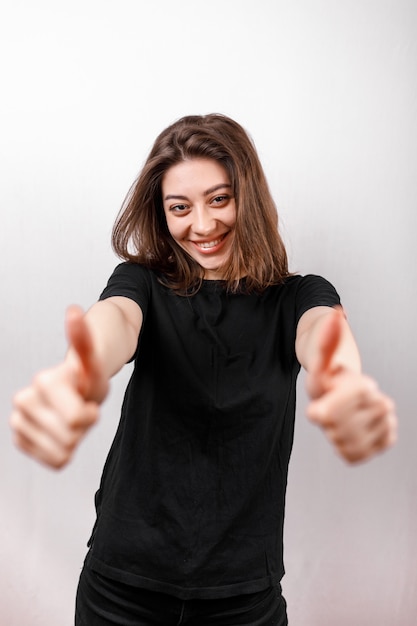 Jovem morena em uma camisa preta no branco.