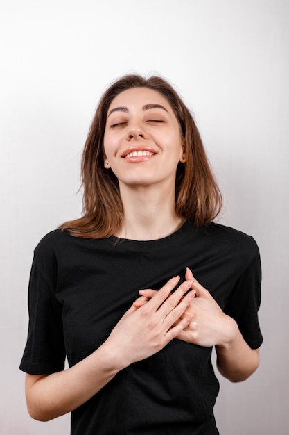 Jovem morena em uma camisa preta no branco.