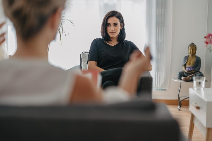 Jovem morena em uma sessão de psicologia