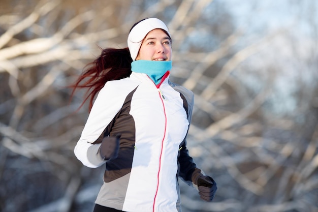 Jovem morena empenhada em correr