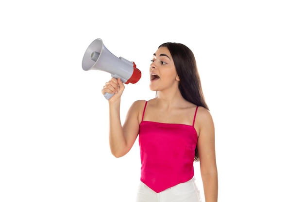 Jovem morena gritando com um megafone