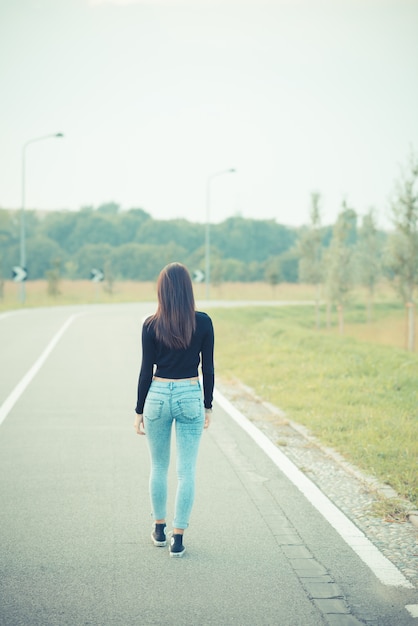 jovem morena linda mulher de cabelo liso na estrada