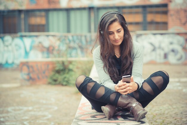 jovem morena linda mulher ouvindo música com fones de ouvido