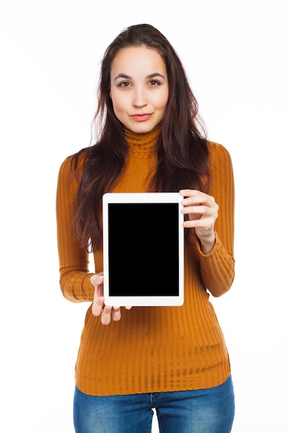 Foto jovem morena mostrando um conceito de comunicação de touchpad em branco isolado em branco