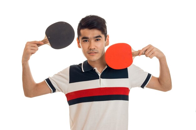 Foto jovem morena praticando esportes jogando pingue-pongue, isolado no fundo branco