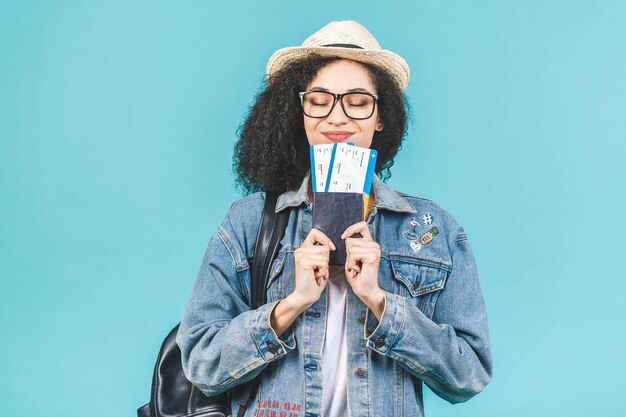 Jovem morena segurando ingressos e passaporte