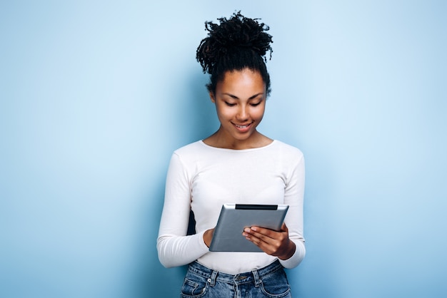 Jovem morena segurando um tablet