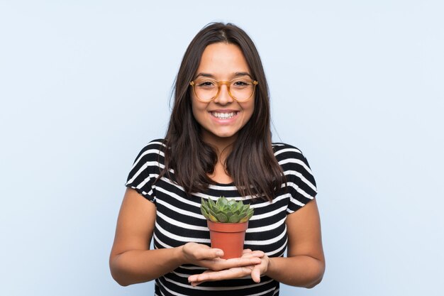 Jovem morena segurando uma planta