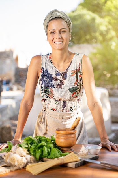 Jovem morena sorridente, chef cozinheira