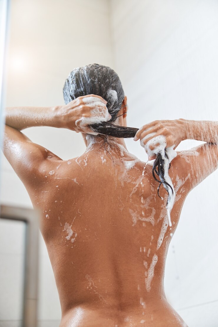 Foto jovem morena tomando banho em casa