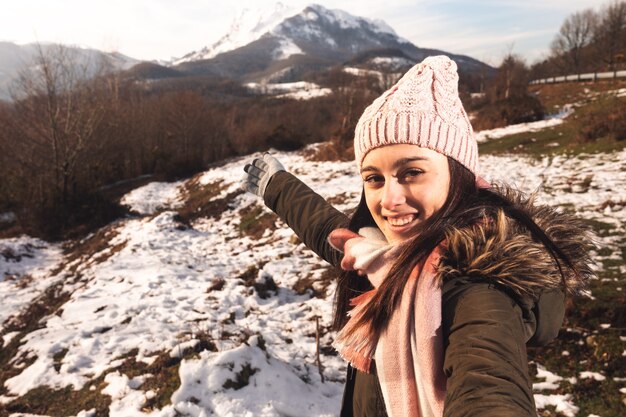 Jovem mostrando as montanhas nevadas do País Basco