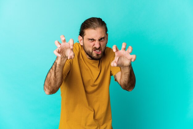 Jovem mostrando garras imitando um gato, gesto agressivo